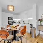 Luxurious & Glamorous Centrally Located 2 Bedroom 2 Bathroom Apartment - Central Birmingham - Secure Parking - Netflix