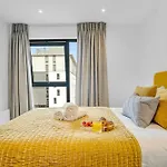 Luxurious & Glamorous Centrally Located 2 Bedroom 2 Bathroom Apartment - Central Birmingham - Secure Parking - Netflix