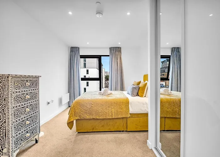 Luxurious & Glamorous Centrally Located 2 Bedroom 2 Bathroom Apartment - Central Birmingham - Secure Parking - Netflix