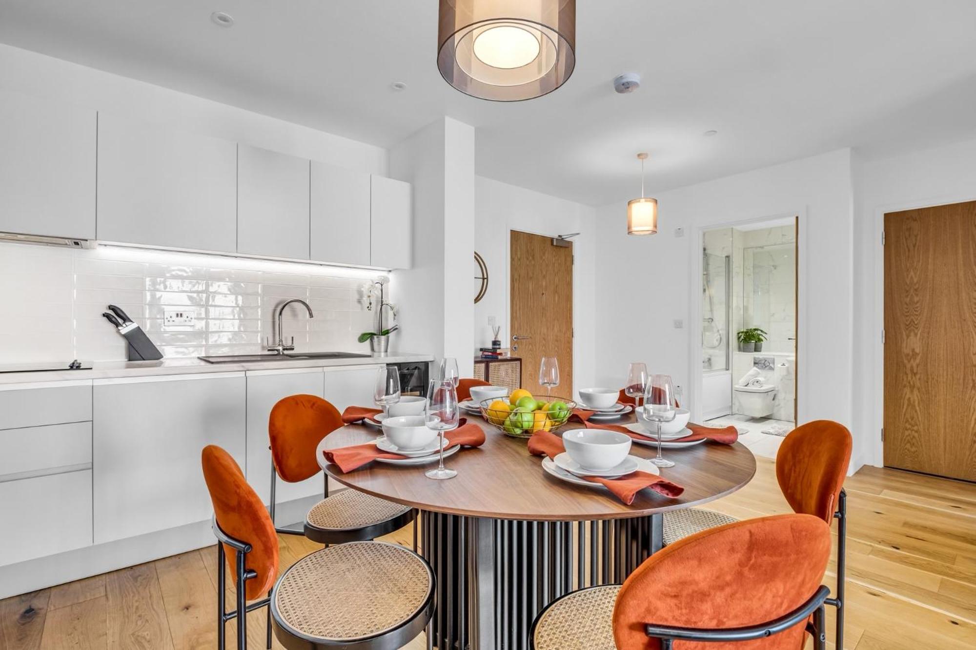 Luxurious & Glamorous Centrally Located 2 Bedroom 2 Bathroom - - Secure Parking - Netflix *
