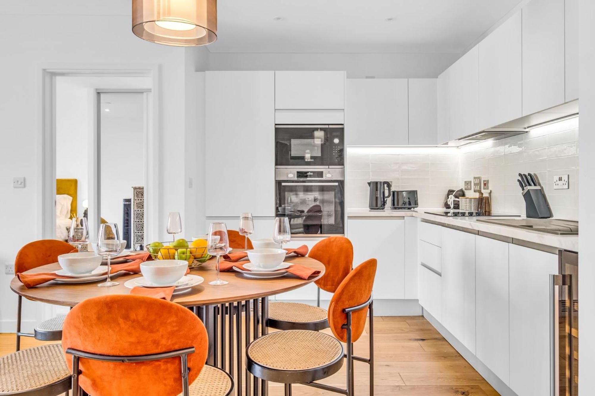 Luxurious & Glamorous Centrally Located 2 Bedroom 2 Bathroom - - Secure Parking - Netflix *