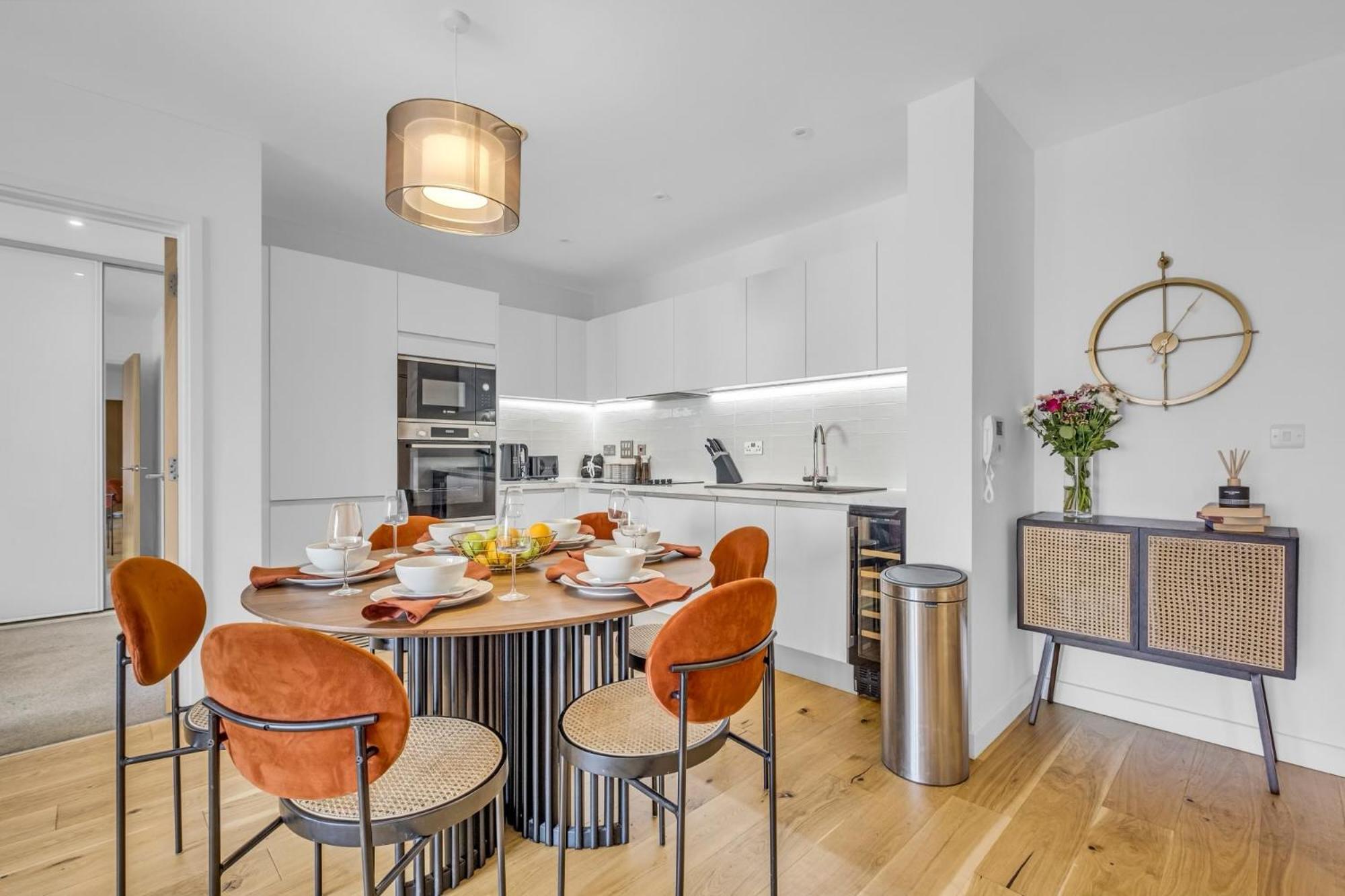 Luxurious & Glamorous Centrally Located 2 Bedroom 2 Bathroom - - Secure Parking - Netflix Birmingham