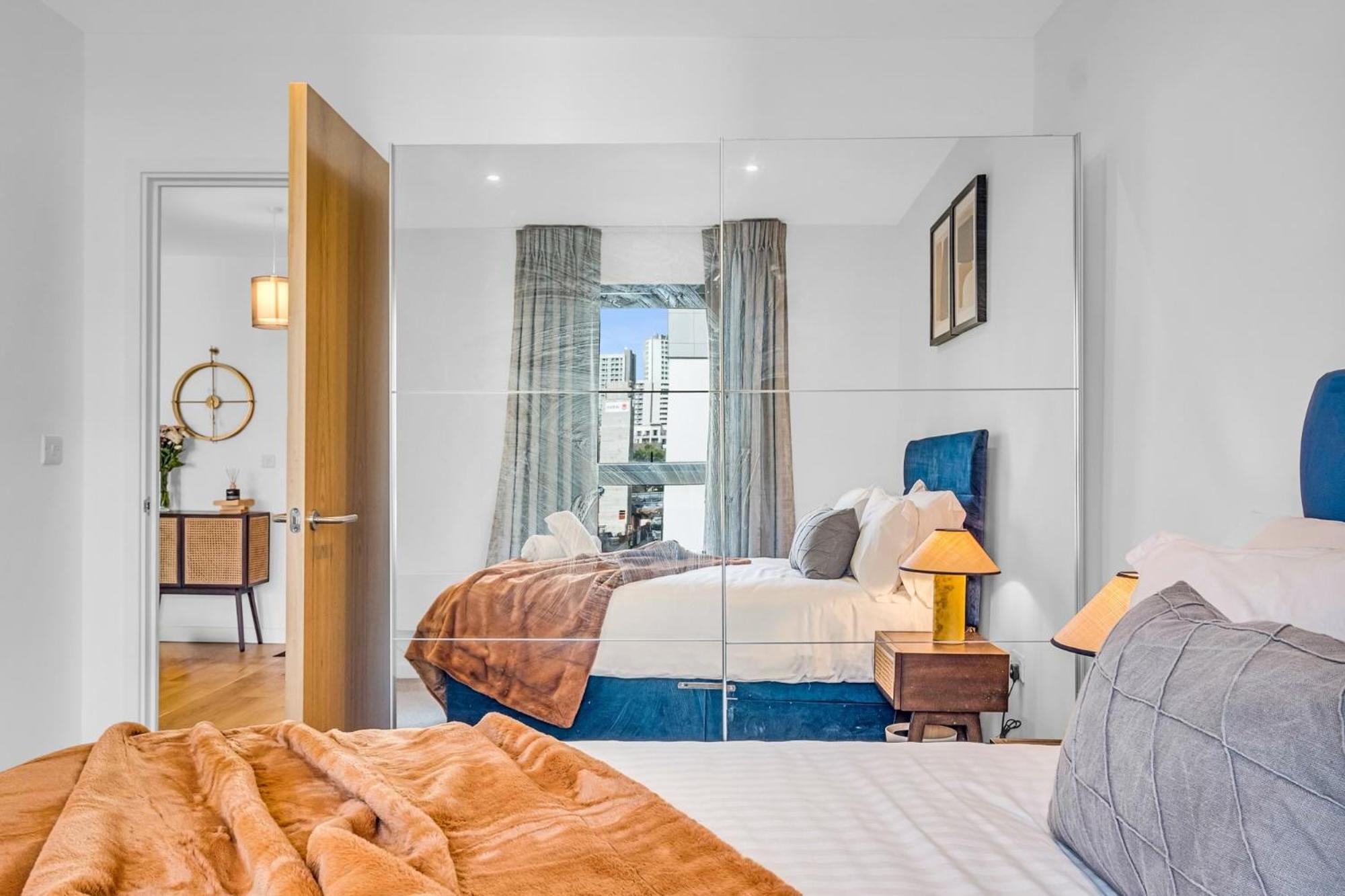 Luxurious & Glamorous Centrally Located 2 Bedroom 2 Bathroom - - Secure Parking - Netflix *