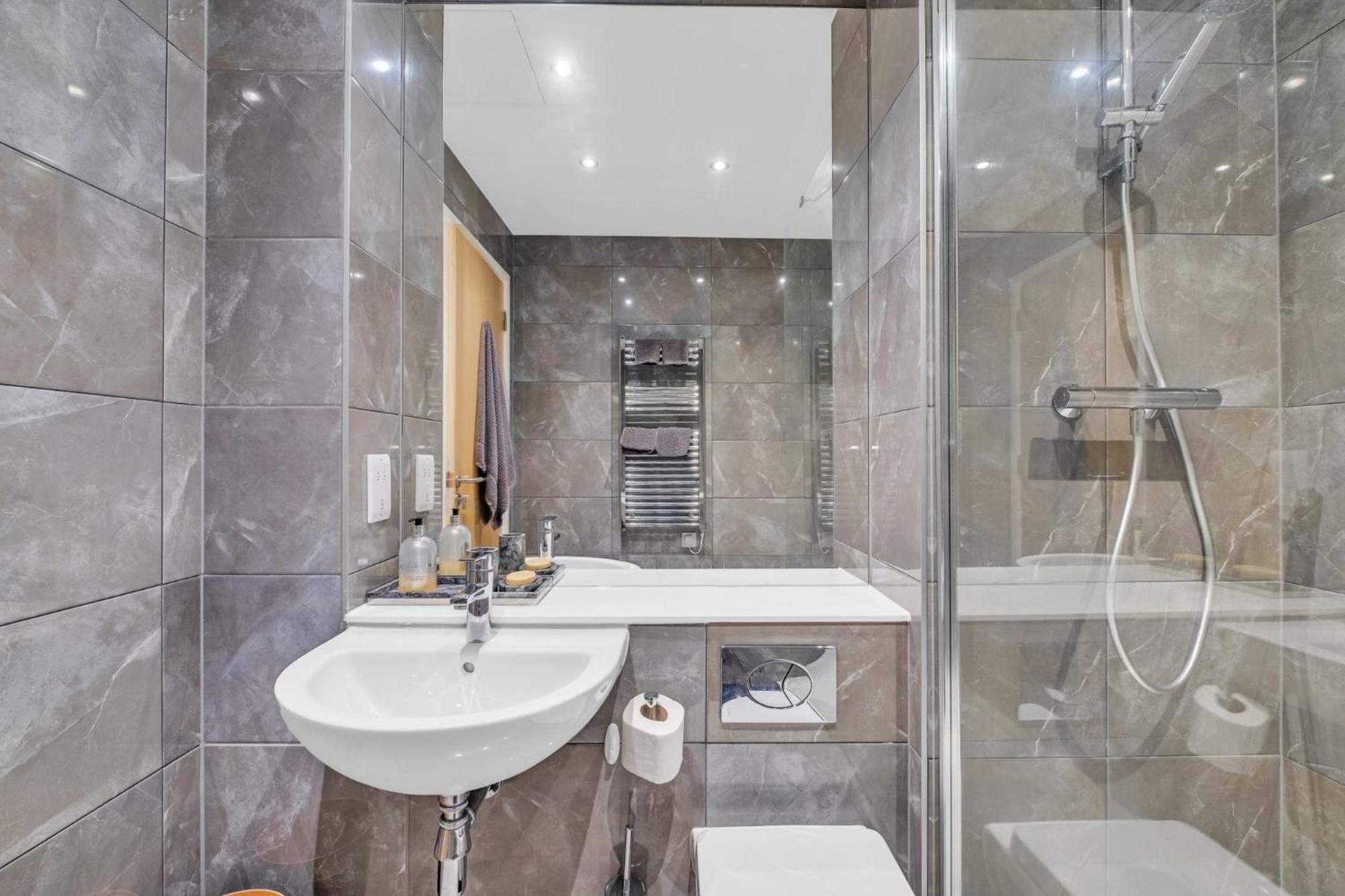 Luxurious & Glamorous Centrally Located 2 Bedroom 2 Bathroom - - Secure Parking - Netflix Birmingham
