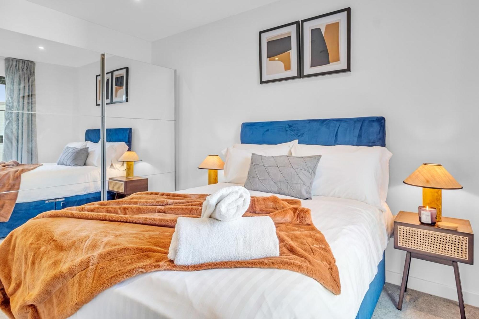Luxurious & Glamorous Centrally Located 2 Bedroom 2 Bathroom - - Secure Parking - Netflix