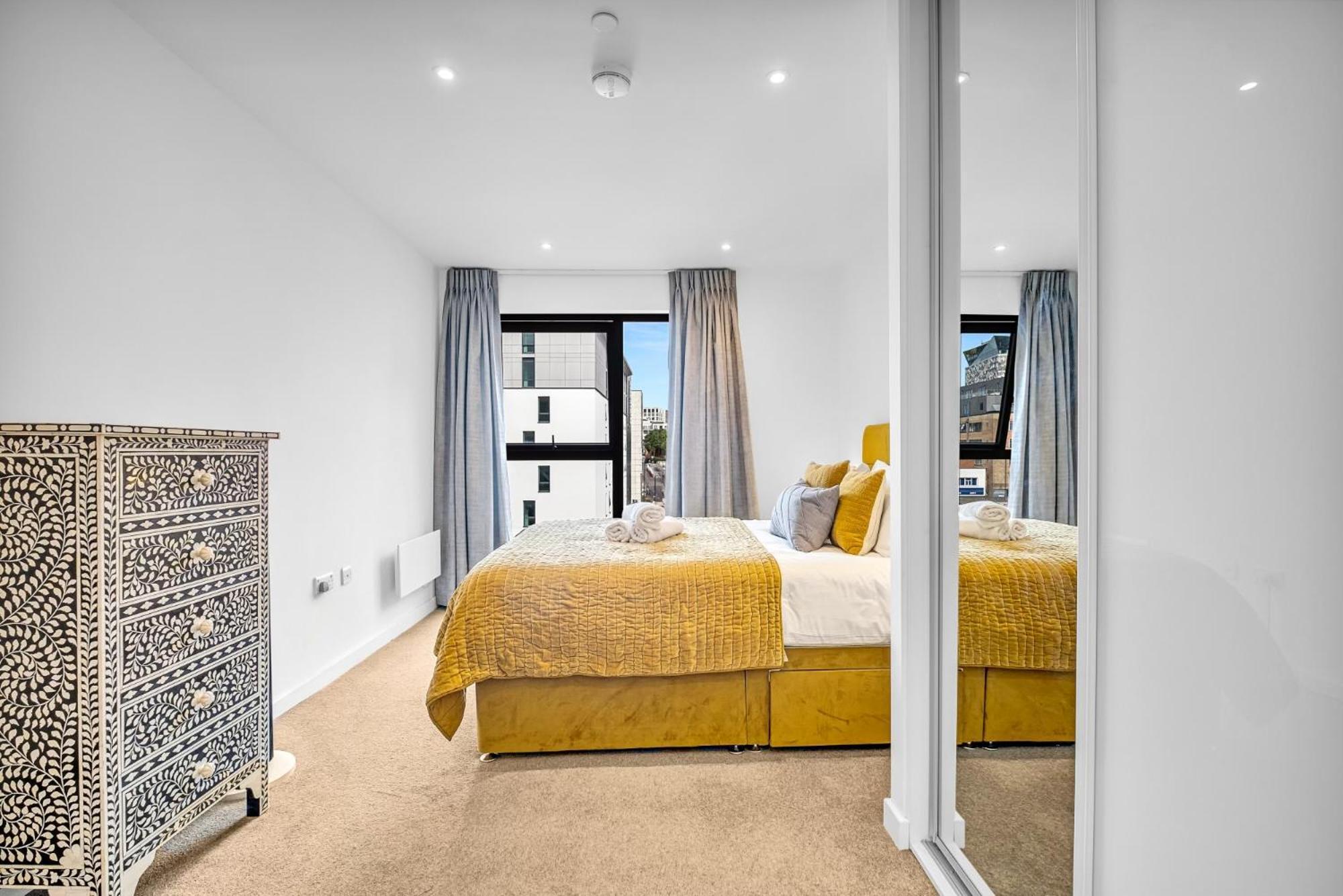 Luxurious & Glamorous Centrally Located 2 Bedroom 2 Bathroom - - Secure Parking - Netflix * Birmingham