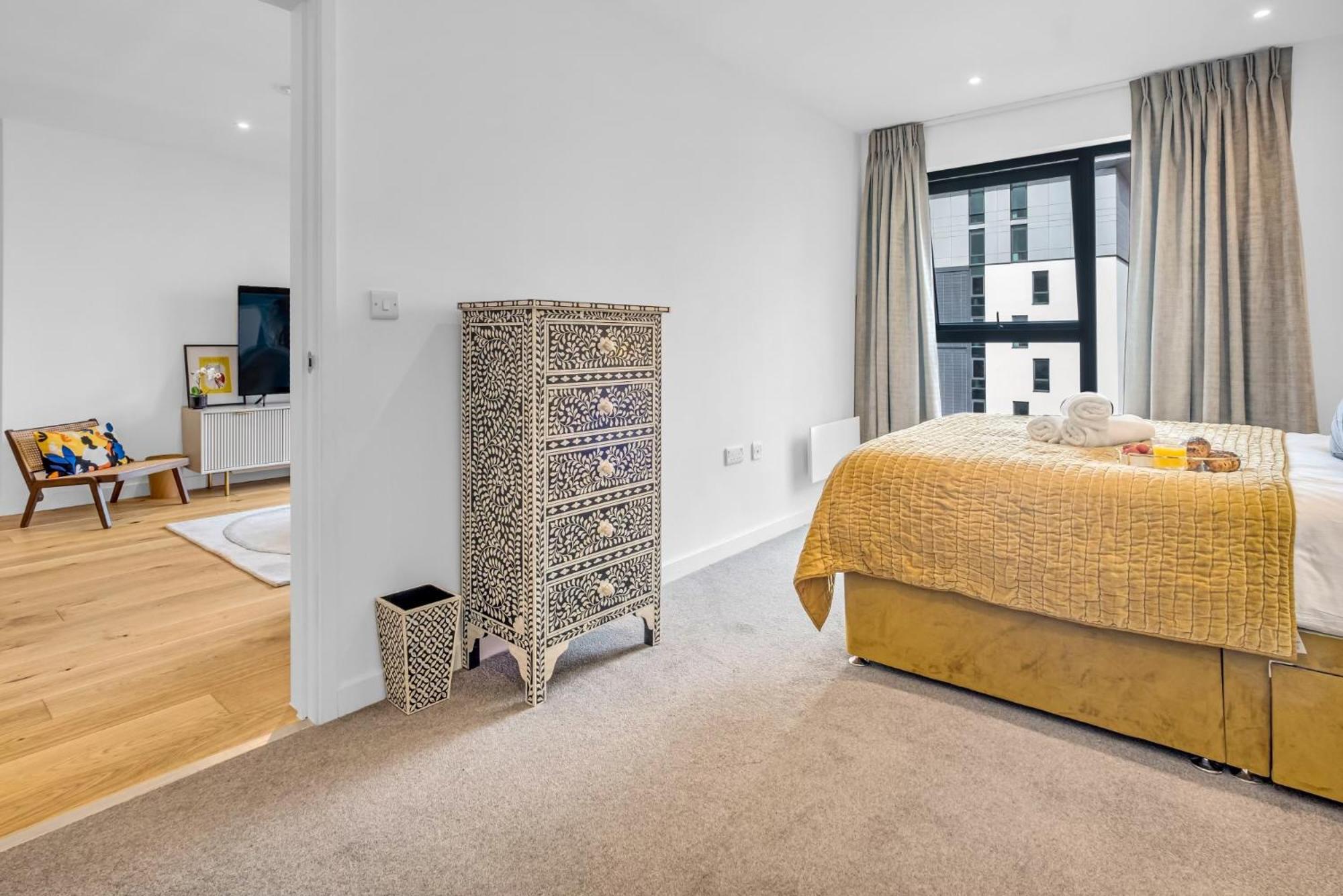 Luxurious & Glamorous Centrally Located 2 Bedroom 2 Bathroom - - Secure Parking - Netflix Apartment