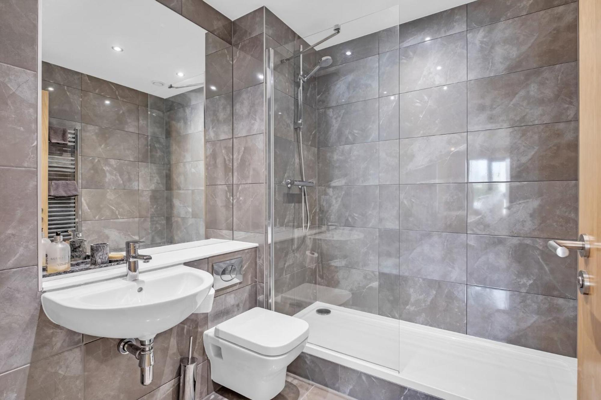 Apartment Luxurious & Glamorous Centrally Located 2 Bedroom 2 Bathroom - - Secure Parking - Netflix *