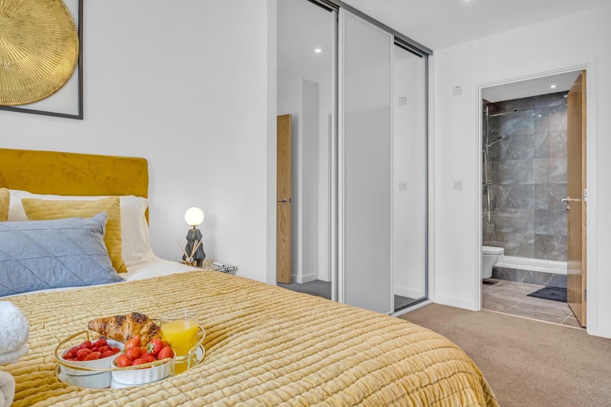 Luxurious & Glamorous Centrally Located 2 Bedroom 2 Bathroom - - Secure Parking - Netflix Apartment *