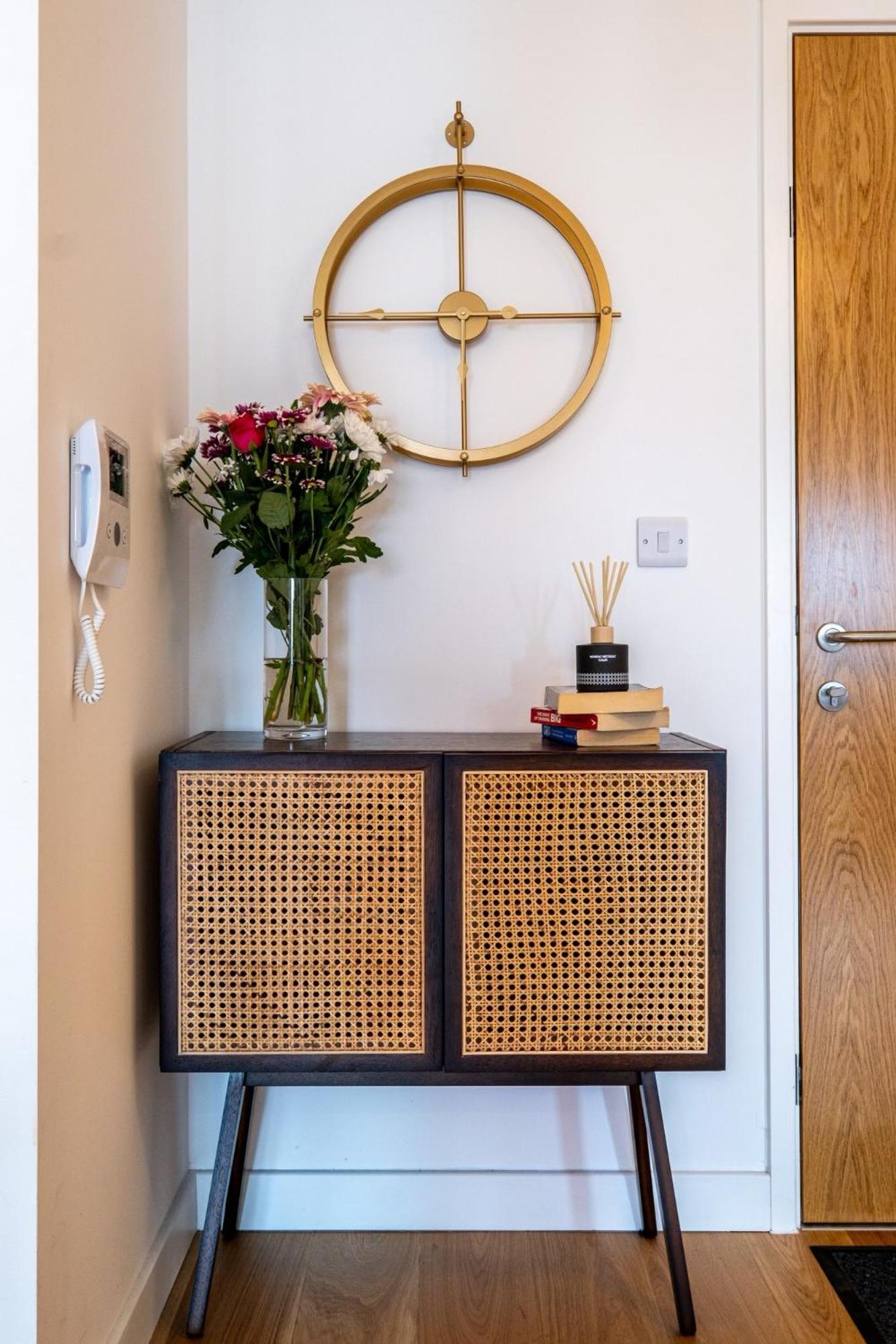 Apartment Luxurious & Glamorous Centrally Located 2 Bedroom 2 Bathroom - - Secure Parking - Netflix *