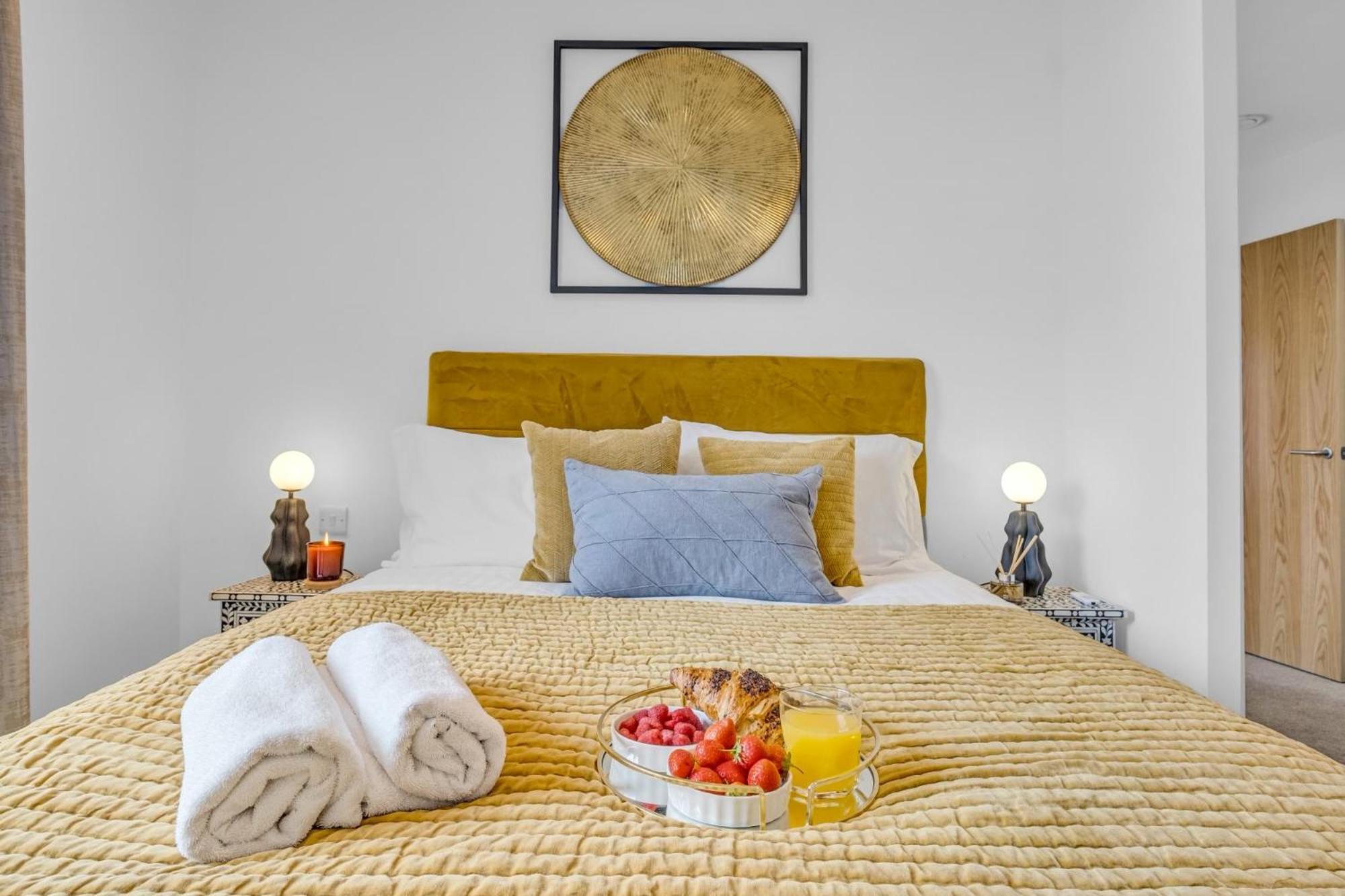Luxurious & Glamorous Centrally Located 2 Bedroom 2 Bathroom - - Secure Parking - Netflix *