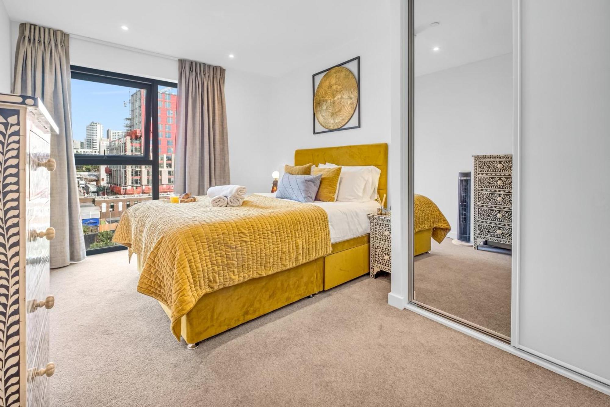 Luxurious & Glamorous Centrally Located 2 Bedroom 2 Bathroom - - Secure Parking - Netflix Apartment