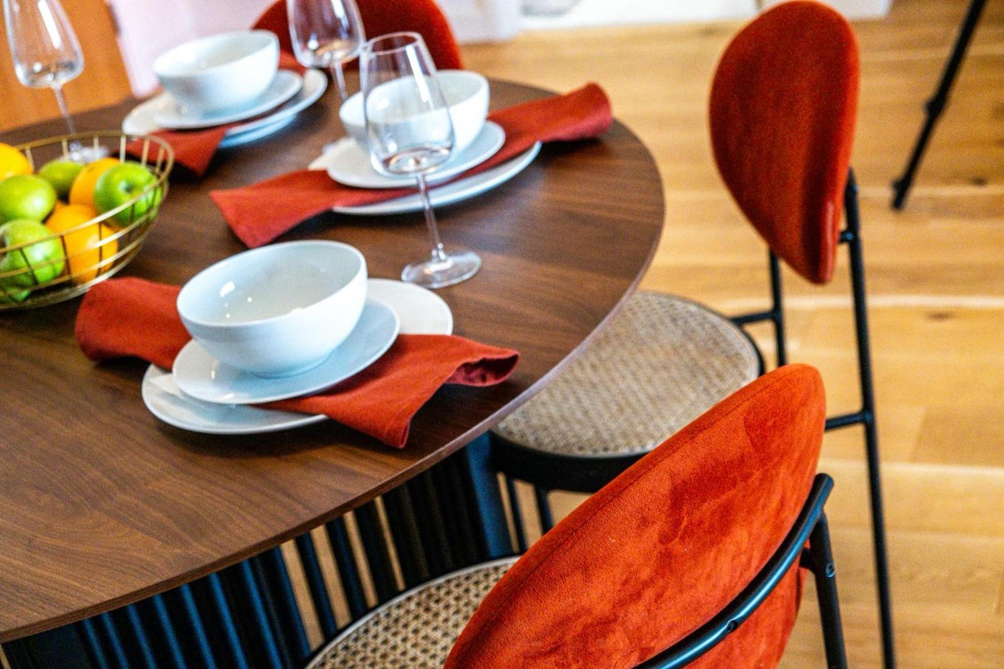 Luxurious & Glamorous Centrally Located 2 Bedroom 2 Bathroom - - Secure Parking - Netflix *