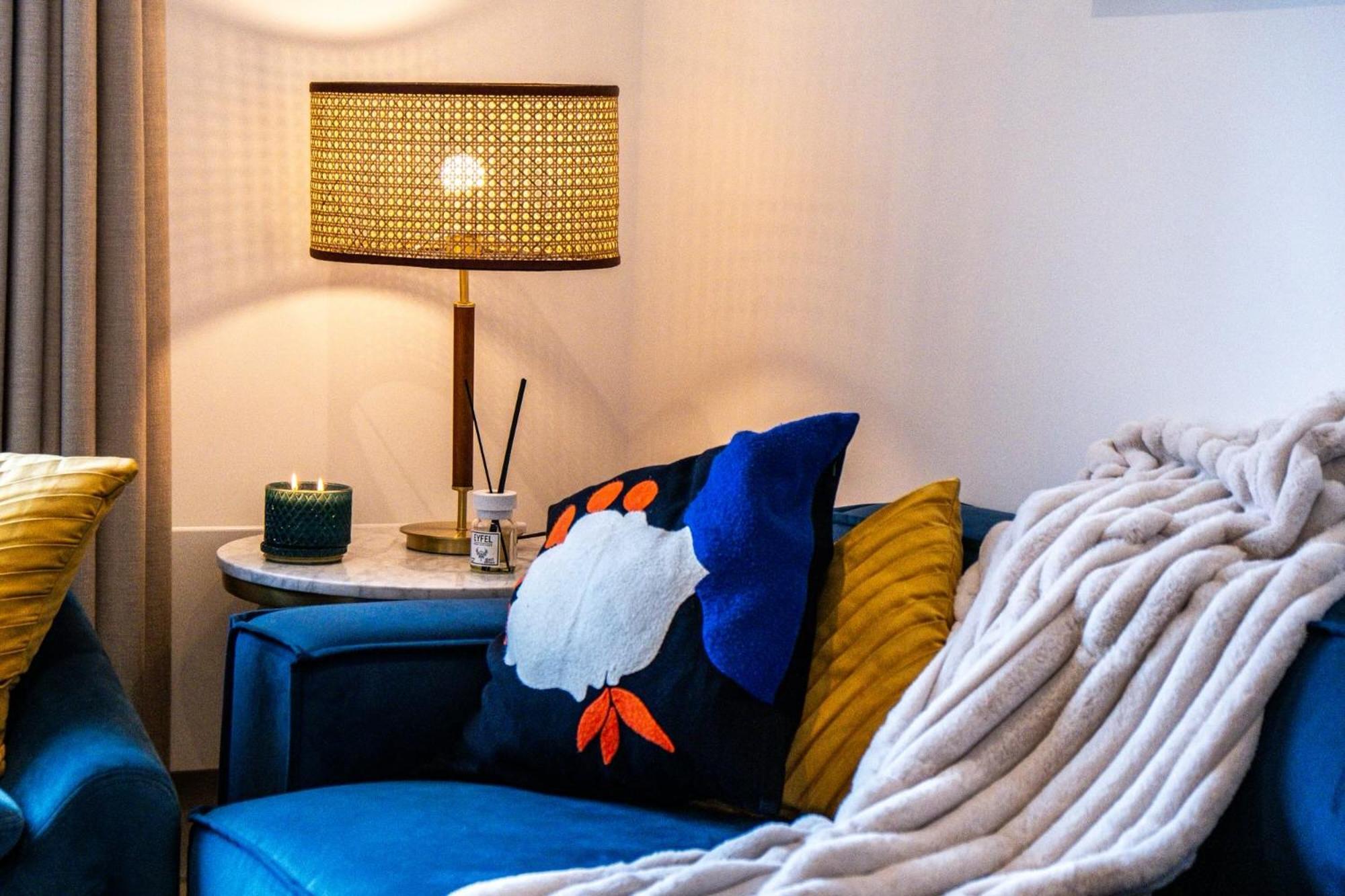 Luxurious & Glamorous Centrally Located 2 Bedroom 2 Bathroom - - Secure Parking - Netflix Apartment Birmingham